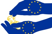 Stilisierte, blaue Hände mit EU Sternen, © lantapix - stock.adobe.com