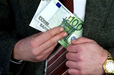 Geldscheine 100 Euro Hände einstecken, © © Joachim Lechner - Fotolia.com