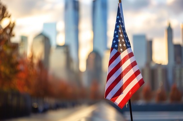 © stock.adobe.com - Larisa USA-Flagge vor der Skyline, © stock.adobe.com - Larisa