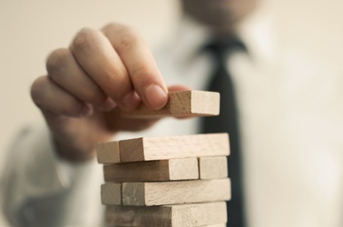 © © Sondem - Fotolia_580px Turm aus Holzbausteinen Hand, © © Sondem - Fotolia_580px