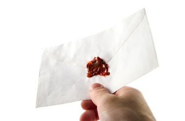 Brief mit rotem Siegelwachs Hand