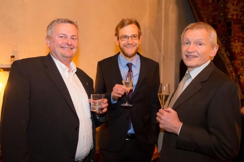 Die Lehrgangsleiter Rudolf Schwab (Telekom Austria, links), Armin Toifl (ATCons, rechts) mit Klaus Putzer (LexisNexis, Redakteur Compliance Praxis), © Rauchenberger